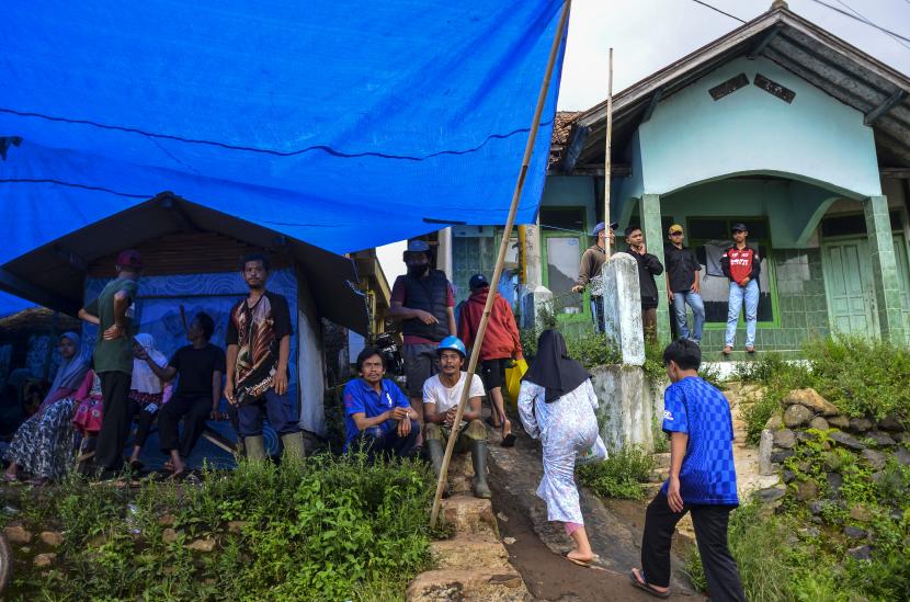 Sejumlah warga terdampak banjir bandang berdiam di posko pengungsian di Kampung Cileles, Desa Cintamanik, Kecamatan Karang Tengah, Kabupaten Garut, Jawa Barat, Ahad (28/11/2021). Ratusan warga terdampak banjir bandang dan longsor mengungsi di posko pengungsian.