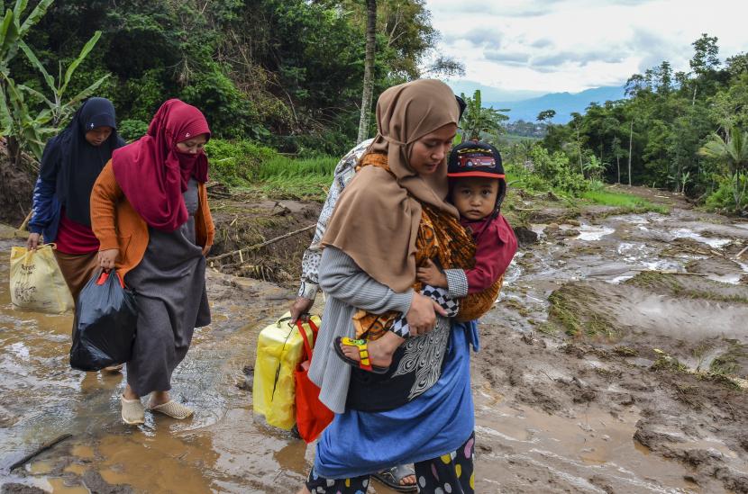Sejumlah warga terdampak banjir bandang mengungsi di Kampung Cileles, Desa Cintamanik, Kecamatan Karang Tengah, Kabupaten Garut, Jawa Barat, Ahad (28/11/2021). Ratusan warga terdampak banjir bandang dan longsor mengungsi di posko pengungsian.