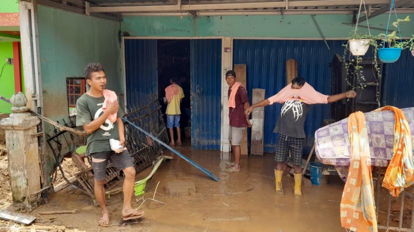 Sejumlah warga terdampak banjir Kabupaten Lahat, Sumatra Selatan (Sumsel) masih terus bertahan. Banjir bandang merendam sebanyak tiga desa di Kabupaten Lahat, Sumatera Selatan, dengan debit ketinggian air mencapai 1,5 meter.