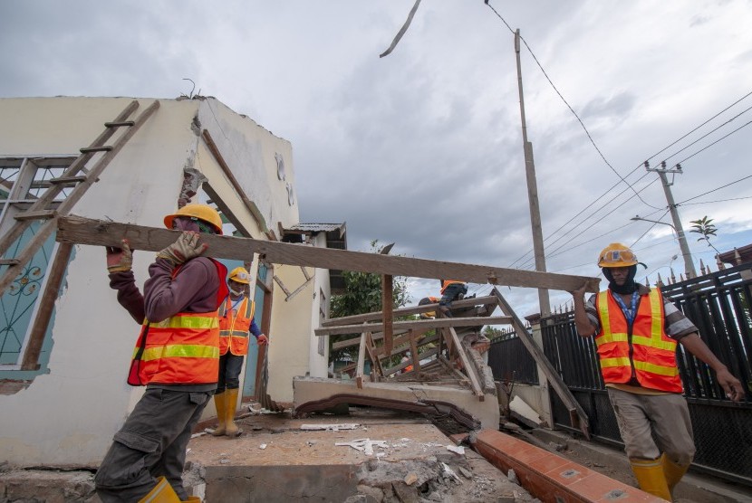 Sejumlah warga terdampak bencana membongkar rumah yang rusak akibat gempa di Desa Karawana, Sigi, Sulawesi Tengah, (ilustrasi). ACT terus memberikan bantuan pangan kepada para korban gempa Sigi.
