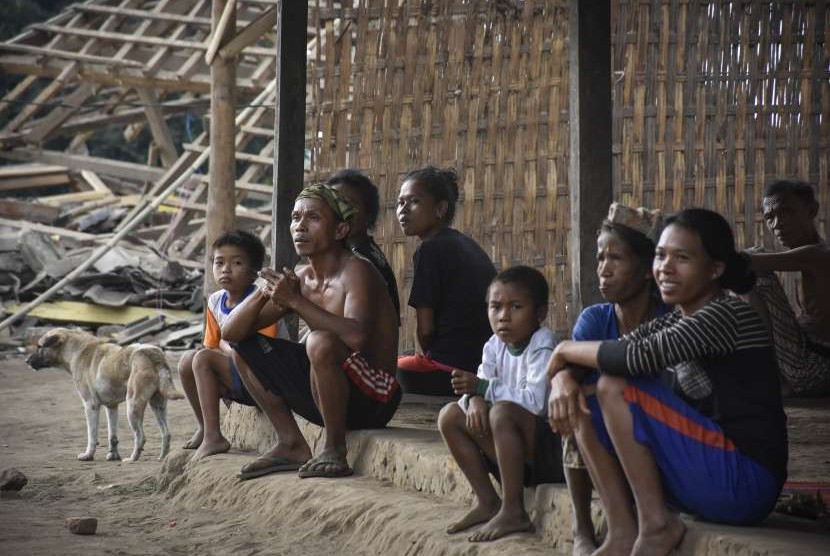 Sejumlah warga terdampak gempa bumi duduk di teras rumah kayu di Dusun Tereng Tepus, Desa Sukadana, Kecamatan Bayan, Lombok Utara, NTB, Jumat (17/8). Sebagian warga yang terdampak gempa dan bermukim di atas bukit di wilayah Lombok Utara hingga saat ini belum mendapatkan bantuan karena terkendala akses jalan untuk membawa logistik ke lokasi tersebut. 