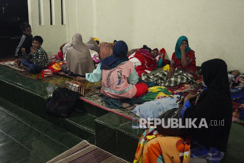 Sejumlah warga terdampak tsunami saat beraktivitas di Kantor Kodim 0421, Lampung Selatan, Senin (24/12). Pada hari ketiga pasca bencana tsunami sejumlah warga sudah mulai meninggalkan pengungsian dan kembali ke rumah. 