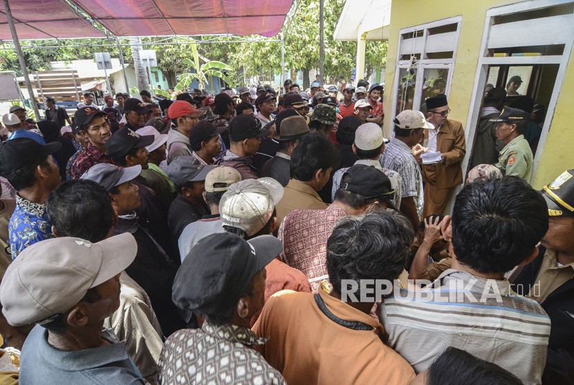 Sejumlah warga terdampak tumpahan minyak (Oil Spill) dari sumur Pertamina Hulu Energi Off Shore North West Java (PHE ONWJ) mengantre untuk verifikasi data dana kompensasi di Kantor Desa Pantai Bakti, Muara Gembong, Kabupaten Bekasi, Jawa Barat, Senin (7/10/2019).