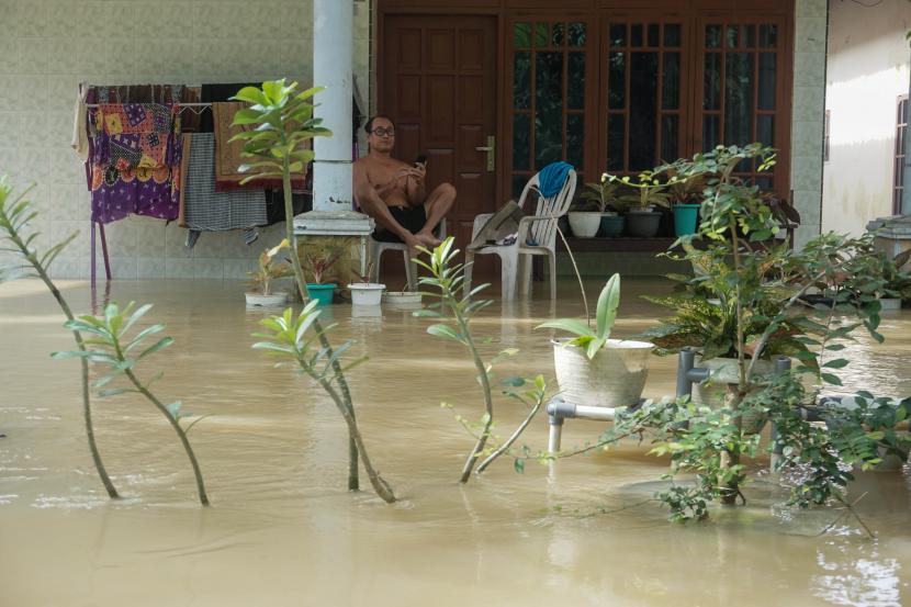 Sejumlah warga terjebak banjir di Desa Kebangkerep, Sragi, Kabupaten Pekalongan, Jawa Tengah, Ahad (6/2/2022). Banjir yang merendam enam dukuh di Desa Kebangkerep dan tiga dukuh di Desa Purwodadi itu akibat curah hujan tinggi pada Sabtu (5/2) dan meluapnya Sungai Winong di sekitar desa tersebut.