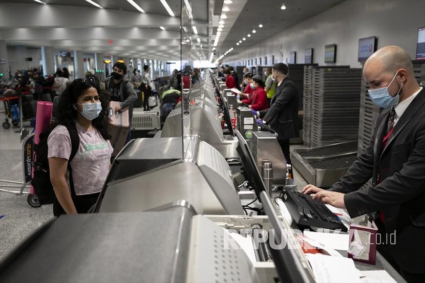 Sejumlah warga Turki menunggu di Bandara Internasional Miami menjelang keberangkatan mereka ke Turki di Miami, Florida, Amerika Serikat, pada 17 Mei 2020. Turki mengevakuasi warganya yang terdampar di Amerika Serikat karena penerbangan yang ditangguhkan sebagai bagian dari langkah-langkah yang diambil untuk mengekang penyebaran virus korona.