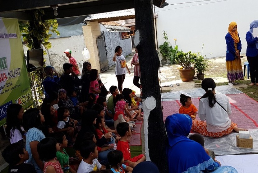 Sejumlah warga yang didominasi anak-anak antusias mengikuti kampanye gigi sehat di Cijantung, Jakarta Timur, Ahad (30/10).