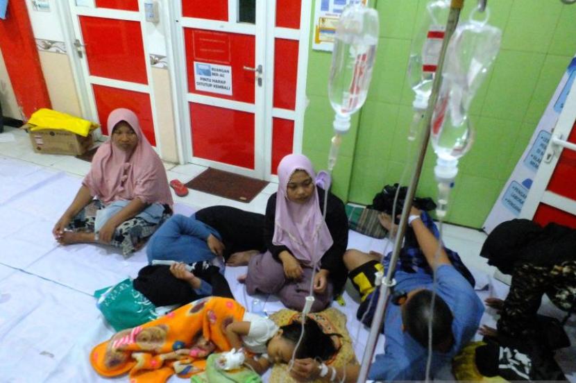 Sejumlah warga yang diduga keracunan dirawat di ruang aula Puskesmas Mayang, Kabupaten Jember, Ahad (31/3/2024) malam WIB.