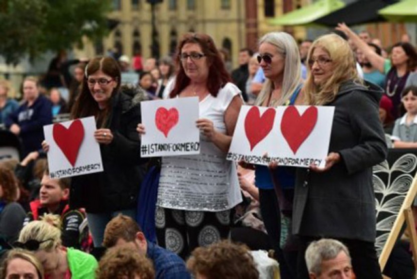 Sejumlah warga yang menghadiri acara do'a bersama di lapangan Federation Square Melbourne.