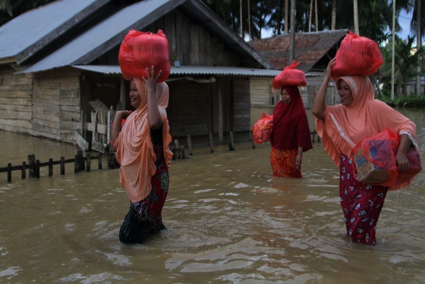 Bantuan korban banjir (Ilustrasi).