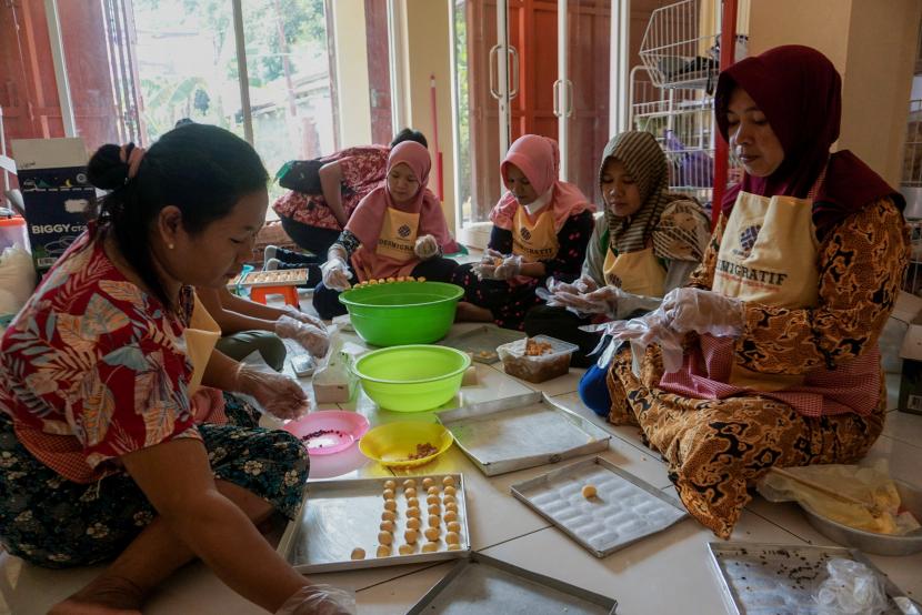 Sejumlah warga yang merupakan eks pekerja migran memproduksi pesanan kue lebaran di Toko Bahasa, Kedungmalang, Kabupaten Batang, Jawa Tengah. kualitas pemulihan ekonomi sampai kuartal I 2022 terus terjaga, ditunjukkan dengan perbaikan kondisi ketenagakerjaan nasional. Ekspansi sektor riil mendorong perbaikan kondisi ketenagakerjaan meski belum sepenuhnya pulih.