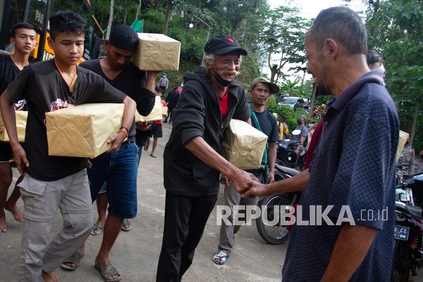 Sejumlah warga yang sempat ditahan polisi tiba di halaman masjid Desa Wadas, Bener, Purworejo, Jawa Tengah, Rabu (9/2/2022). Sebanyak 64 warga Desa Wadas dibebaskan oleh pihak kepolisian terkait aksi penolakan pembangunan Bendungan Bener. 