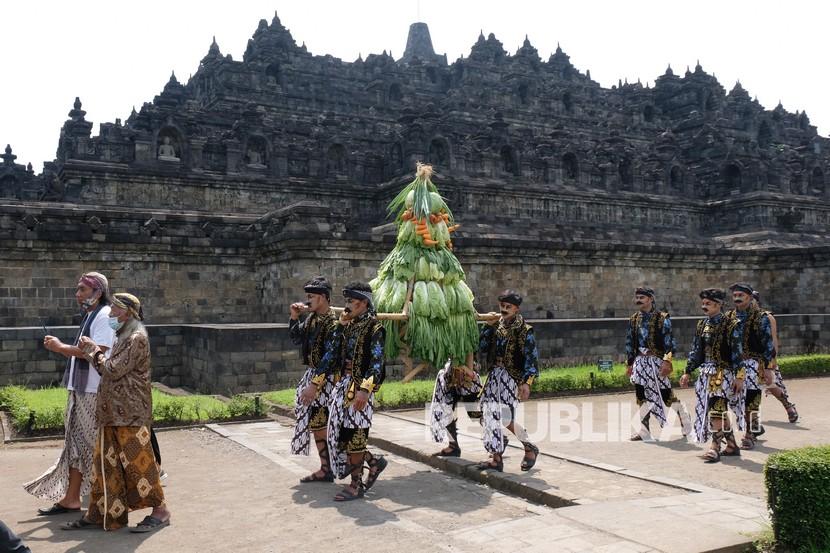 Sejumlah warga yang tergabung dalam komunitas Brayat Panangkaran melakukan kirab saat prosesi Ruwat Rawat Borobudur (RRB) ke-20 di kawasan Candi Borobudur, Magelang, Jawa Tengah, Rabu (9/2/2022). Ruwat Rawat Borobudur yang mengusung tema 
