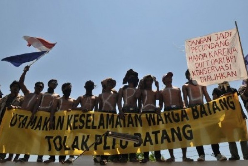 Sejumlah warga yang tergabung dalam Paguyuban Rakyat Batang Berjuang untuk Konservasi membentangkan spanduk sambil meneriakkan tuntutan mereka saat berunjuk rasa menolak rencana pembangunan PLTU Ujungnegoro-Roban, di PTUN Semarang, Jateng, Senin (3/9).