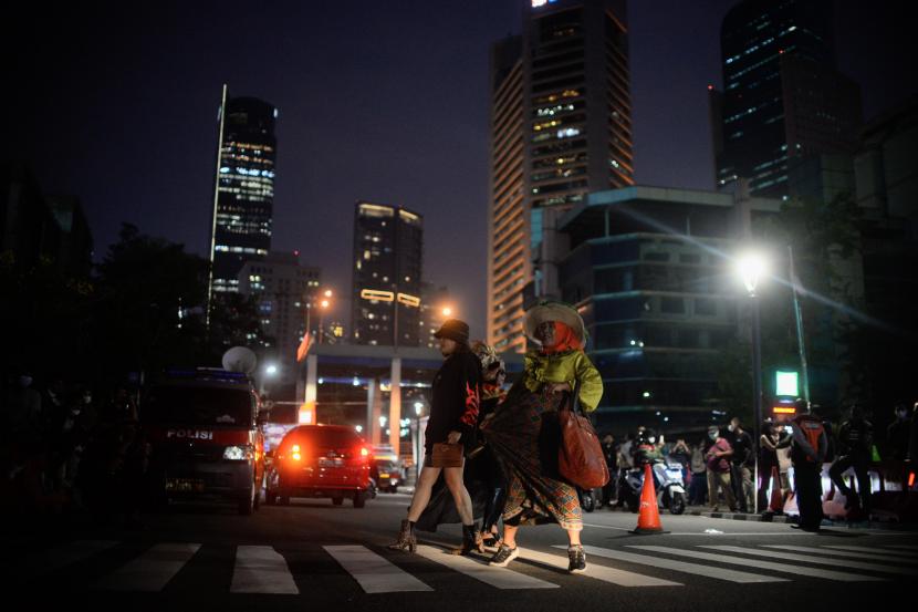 Sejumlah wargaa melakukan peragaan busana di zebra cross di kawasan Dukuh Atas, Jakarta, Kamis (28/7/2022).