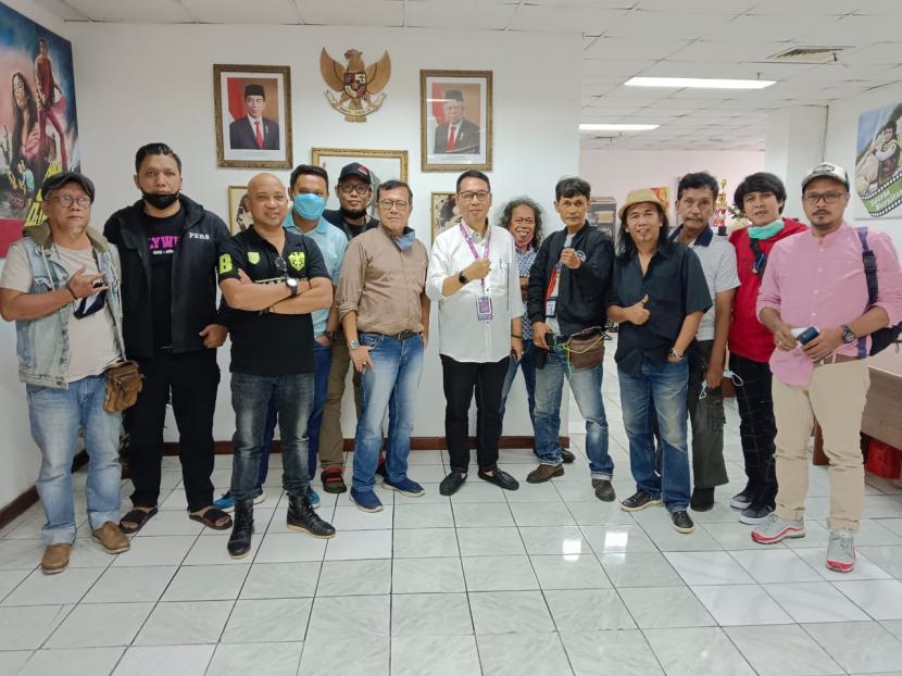 sejumlah wartawan bersama ketua Pusat Perfilman Usmar Ismail Sonny Pudjisasono