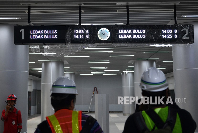 Sejumlah wartawan dan pekerja berada di Stasiun Mass Rapid Transit (MRT) Bundaran HI, Jakarta, Rabu (30/1/2019). 
