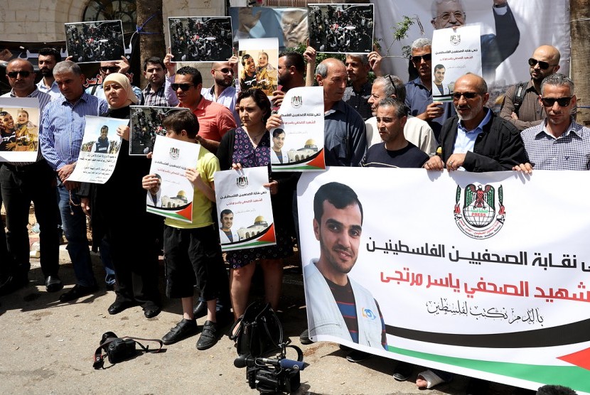 Sejumlah wartawan di Palestina menggelar aksi untuk memprotes penembakan jurnalis di Gaza, Yasser Murtaja oleh tentara Israel.