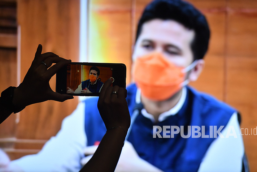 Sejumlah wartawan meliput melalui monitor televisi, keterangan pers Wakil Gubernur Jawa Timur Emil Dardak.