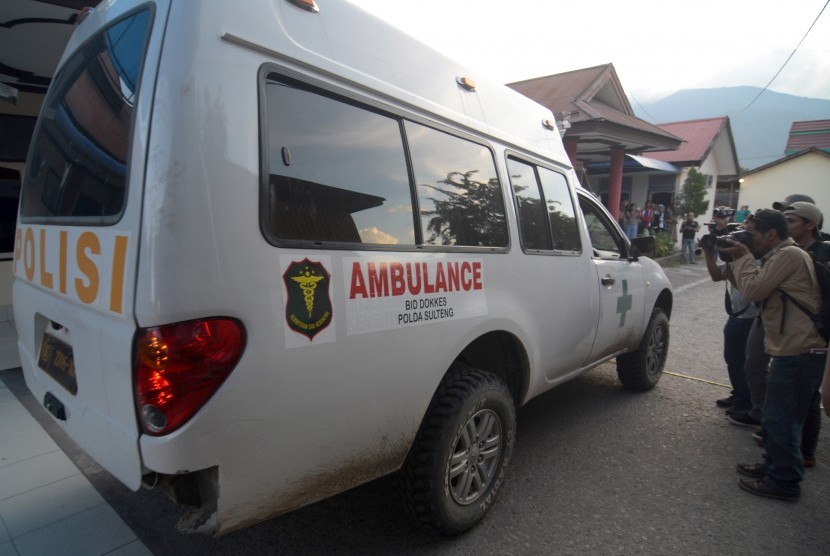 Sejumlah wartawan mengambil gambar ambulans yang mengangkut dua jenazah terduga teroris yang ditembak mati setibanya di Rumah Sakit Bhayangkara Palu, Sulawesi Tengah, Selasa (15/3). 