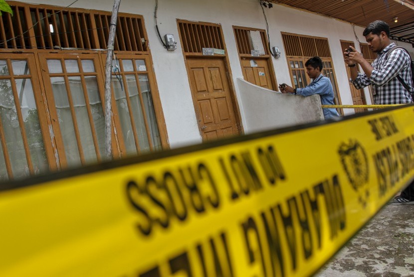 Sejumlah wartawan mengambil gambar rumah kontrakan seorang terduga teroris yang ditangkap jajaran Polresta Pekanbaru di Pekanbaru, Riau, Senin (2/7). 