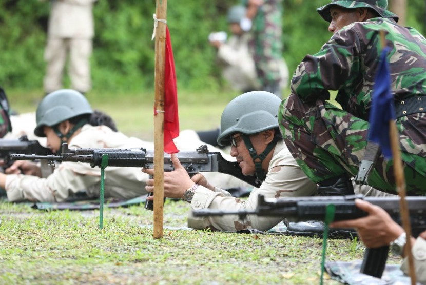 Sejumlah wartawan mengikuti pelatihan bela negara di Kodam IV Diponegoro, Semarang, Jawa Tengah. 