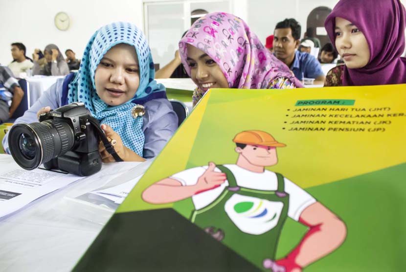Sejumlah wartawan mengikuti sosialisasi program jaminan sosial ketenagakerjaan di kantor Badan Penyelenggara Jaminan Sosial (BPJS) Ketenagakerjaan Lhokseumawe, Provinsi Aceh, Jumat (21/3). 