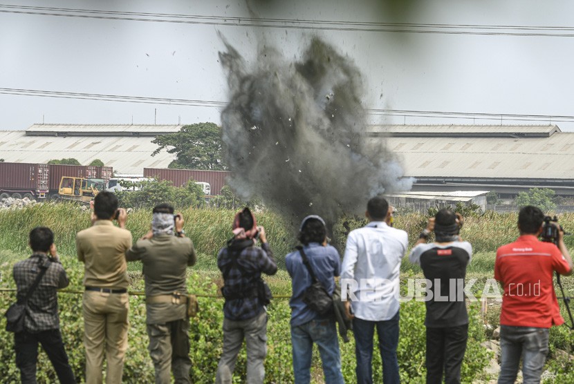 Sejumlah wartawan merekam proses peledakan bom aktif yang ditemukan oleh Tim Densus 88 Anti Teror Polri di lokasi tempat tinggal terduga teroris di Kelurahan Semper Barat, Cilincing, Jakarta Utara, Senin (23/9/2019). 