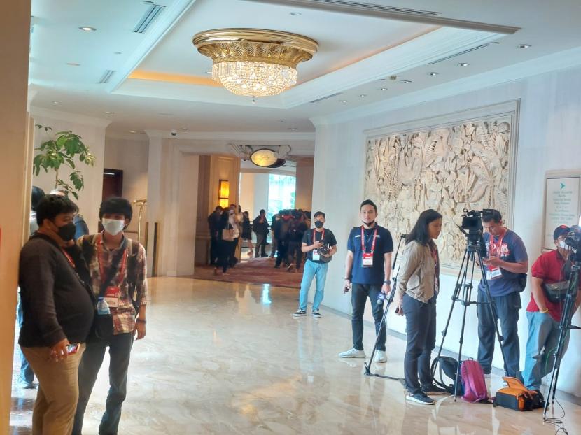 Sejumlah wartawan mulai tiba di lokasi Kongres Luar Biasa (KLB) PSSI di Hotel Shangri La, Jakarta, pada Kamis (16/2/2023).
