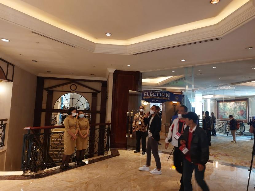 Sejumlah wartawan mulai tiba di lokasi Kongres Luar Biasa (KLB) PSSI di Hotel Shangri La, Jakarta, pada Kamis (16/2/2023).