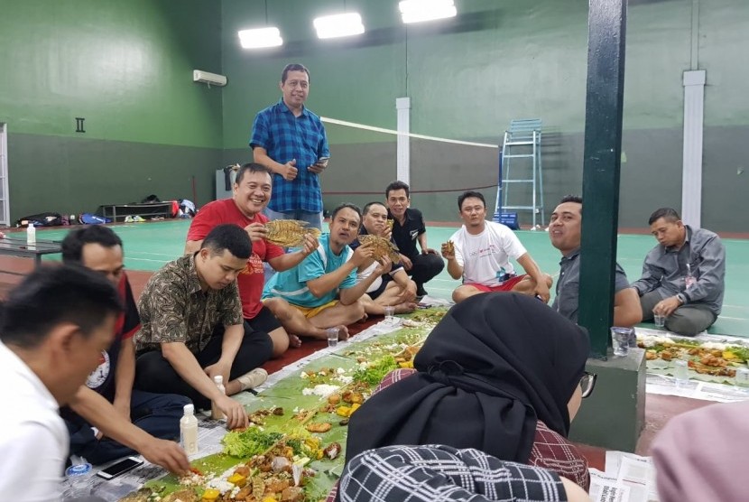 Sejumlah wartawan SIWO PWI Jaya dalam acara makan bersama Menpora Imam Nahrawi di lapangan bulu tangkis Kemenpora, Selasa (17/9).
