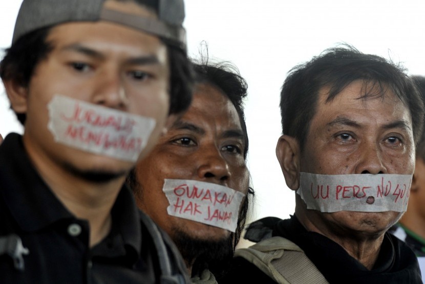 Sejumlah wartawan yang tergabung dalam Koalisi Wartawan Makassar berunjuk rasa di bawah Jembatan Layang Makassar, Sulawesi Selatan, Kamis (3/12).