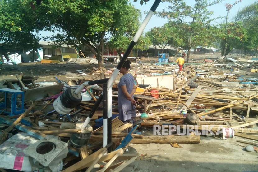 Sejumlah warung di pinggiran Pantai Karanghawu Kebonkalapa Kecamatan Cisolok, Kabupaten Sukabumi rusak diterjang gelombang tinggi Rabu (25/7). 