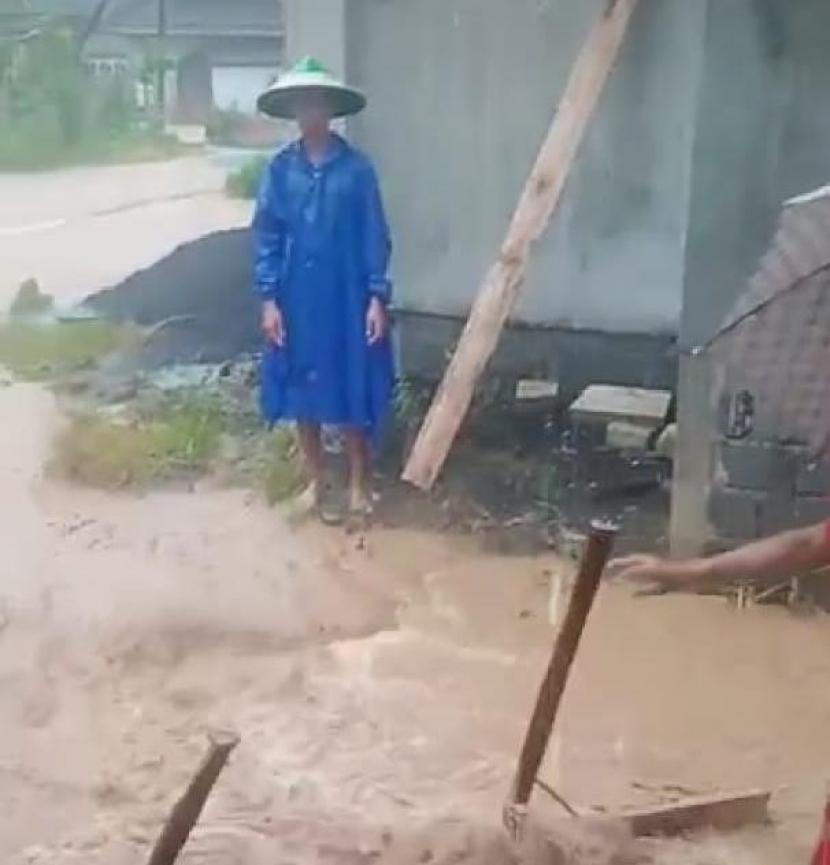 Sejumlah wilayah di Kabupaten Malang mengalami banjir, Senin (17/10/2022). Banjir terjadi karena hujan berintensitas tinggi dan pasang laut. 