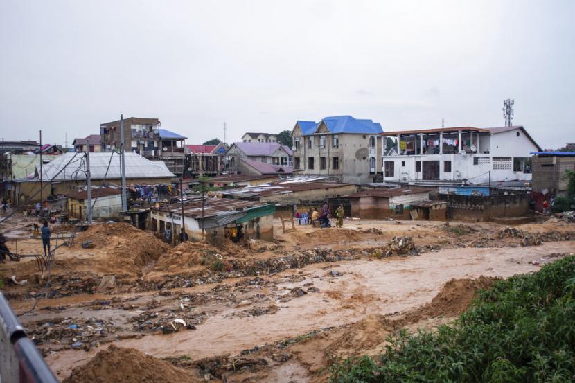 Sejumlah wilayah rusak akibat hujan deras di Kinshasa, Republik Demokratik Kongo, Selasa, 13 Desember 2022. Sedikitnya 100 orang tewas dan puluhan lainnya luka-luka akibat banjir dan tanah longsor yang meluas akibat hujan tersebut.