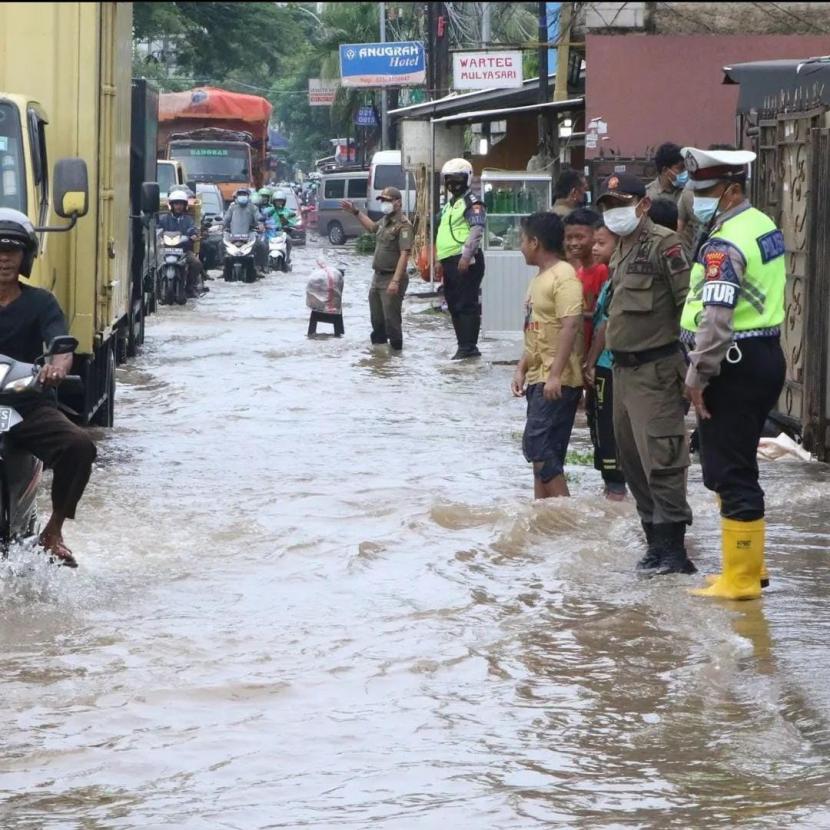 Sejumlah Wilayah Terendam Banjir Akibat Luapan Saluran Air di bawah Tol JORR