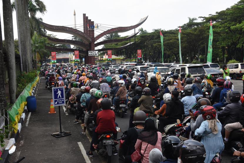 Sejumlah wisatawan antre memasuki tempat wisata Taman Mini Indonesia Indah (TMII) di Jakarta, Sabtu (15/5/2021). Pada H+2 libur lebaran, pihak pengelola TMII membatasi jumlah pengunjung sebanyak 18 ribu wisatawan atau 30 persen dari total kapasitas.