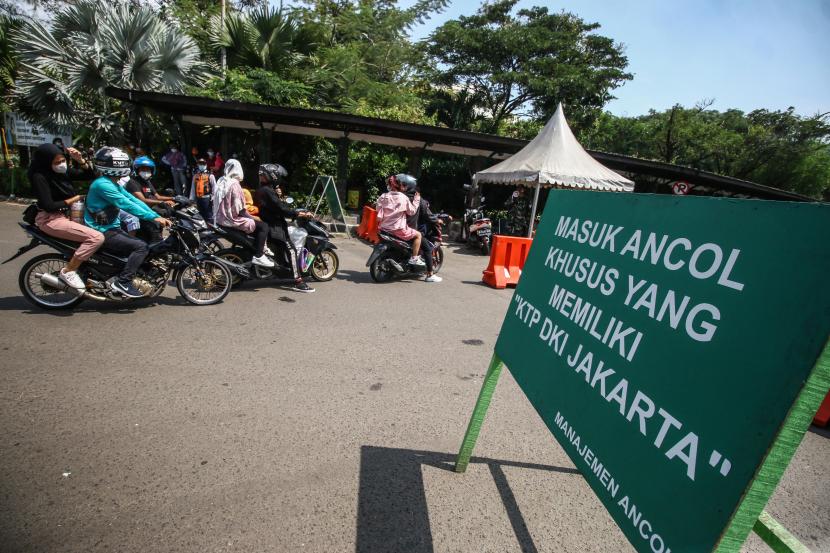 Sejumlah wisatawan antre untuk memasuki tempat wisata Ancol Jakarta, Jumat (14/5/2021). Pemprov DKI Jakarta pada libur Lebaran 2021 membuka sejumlah tempat wisata, salah satunya wisata Ancol yang diperuntukan khusus bagi warga ber-KTP DKI Jakarta dan membatasi jumlah wisatawan dengan kapasitas 30 persen. 