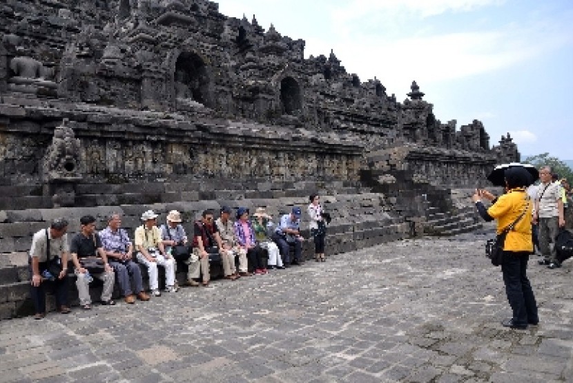   Sejumlah wisatawan asal Jepang duduk di lantai satu Candi Borobudur, Magelang, Jateng