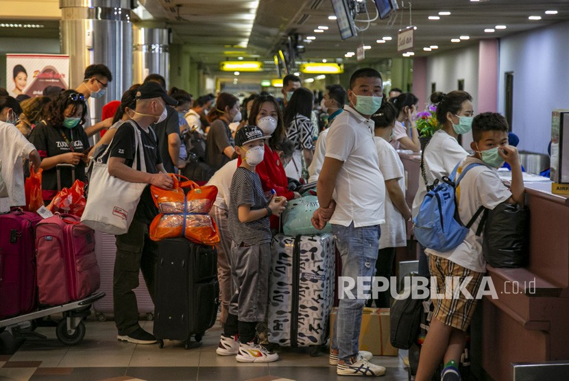 Sejumlah wisatawan asing asal China antre di konter lapor diri (check-in) Terminal Keberangkatan Bandara Hang Nadim, Batam, Kepulauan Riau, Selasa (28/1/2020). Indonesia telah menerapkan larangan pemberian visa dan izin tinggal bagi WNA China.