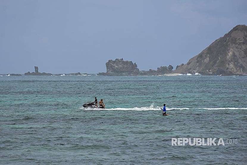 Wisatawan asing bermain olahraga air di pantai Kawasan Ekonomi Khusus Mandalika di Desa Kuta, Kecamatan Pujut, Praya, Lombok Tengah, NTB. 