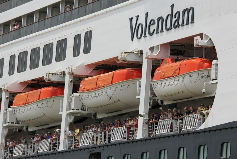 Sejumlah wisatawan asing melambaikan tangan saat kapal pesiar MS Volendam akan sandar di dermaga Jamrud Utara, Pelabuhan Tanjung Perak, Surabaya, Jawa Timur, Senin (14/11). 