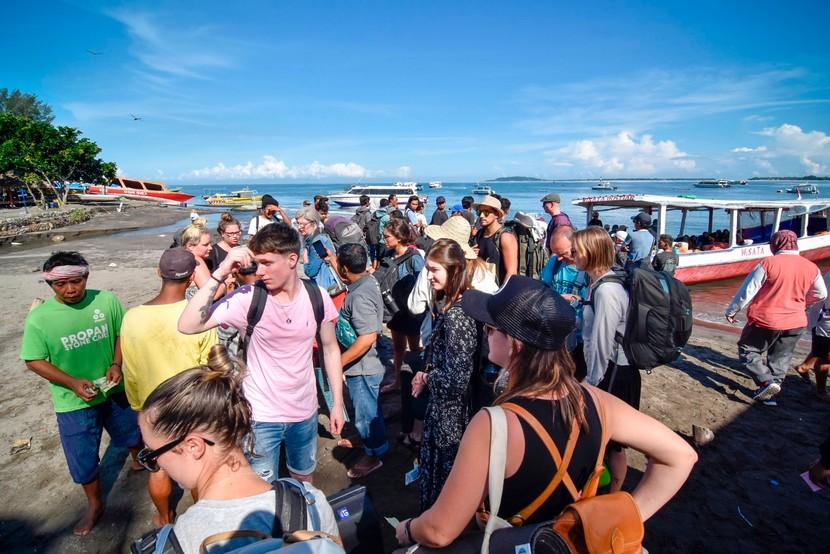Sejumlah wisatawan asing tiba di pelabuhan Bangsal usai berkunjung ke destinasi wisata Gili Trawangan di Kecamatan Pemenang, Tanjung, Lombok Utara, NTB, Selasa (17/3/2020). 