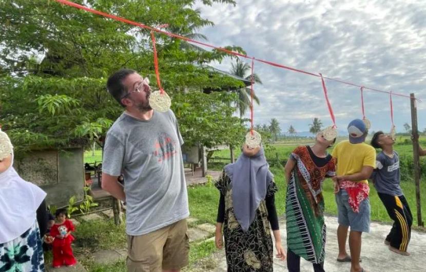 Sejumlah wisatawan asing turut memeriahkan Hari Ulang Tahun (HUT) ke-77 Kemerdekaan Republik Indonesia di Desa Timuato, Kecamatan Telaga Jaya Kabupaten Gorontalo, Rabu (17/8/2022). 