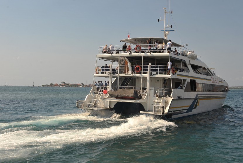 Sejumlah wisatawan berada di atas kapal saat memulai aktivitas wisatanya di sebuah perairan (ilustrasi) 