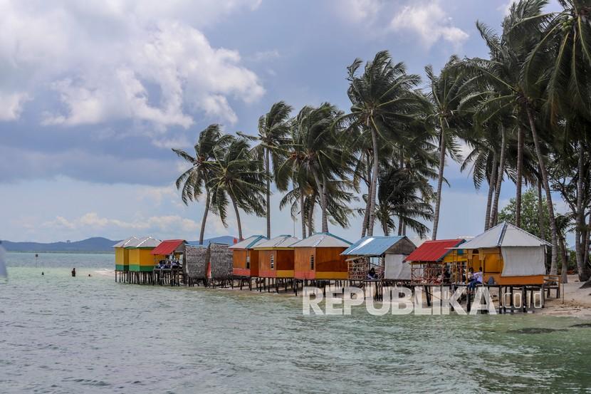 Sejumlah wisatawan berada di kawasan wisata Pulau Mubud, Batam, Kepulauan Riau.