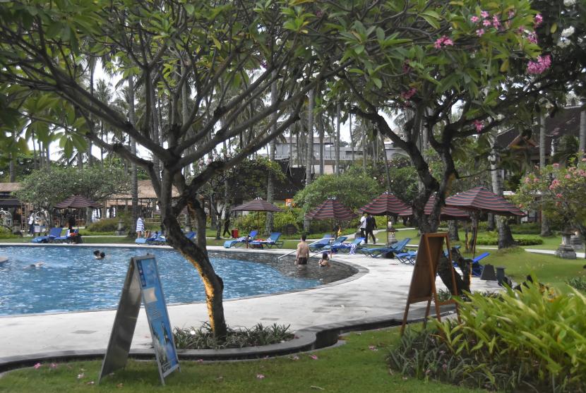 Wisatawan berada di kolam renang Hotel Holiday Resort Lombok, Senggigi, Kecamatan Batulayar, Lombok Barat, NTB, Sabtu (8/10/2022). Tingkat hunian hotel bintang pada Mei 2023 mencapai 49,03 persen.