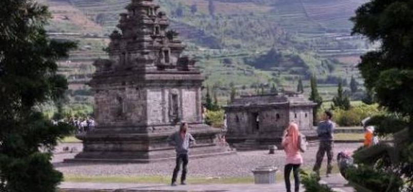 Sejumlah wisatawan berada di komplek candi Arjuna kawasan dataran tinggi Dieng, Desa Dieng Kulon, Batur, Banjarnegara, Jateng.