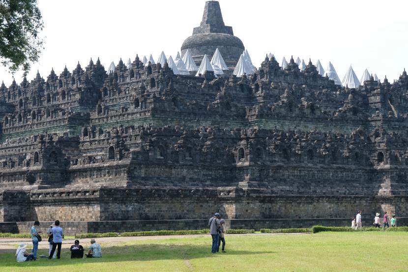 Sejumlah wisatawan berada di lapangan Kenari kompleks Taman Wisata Candi (TWC) Borobudur, Magelang, Jateng, Ahad (18/4/2021). Menghadapi libur Lebaran 2021, pihak TWC Borobudur telah melayangkan surat permohonan penambahan kuota pengunjung kepada gugus tugas penanganan COVID-19 dari 4.000 orang menjadi 10.000 orang.