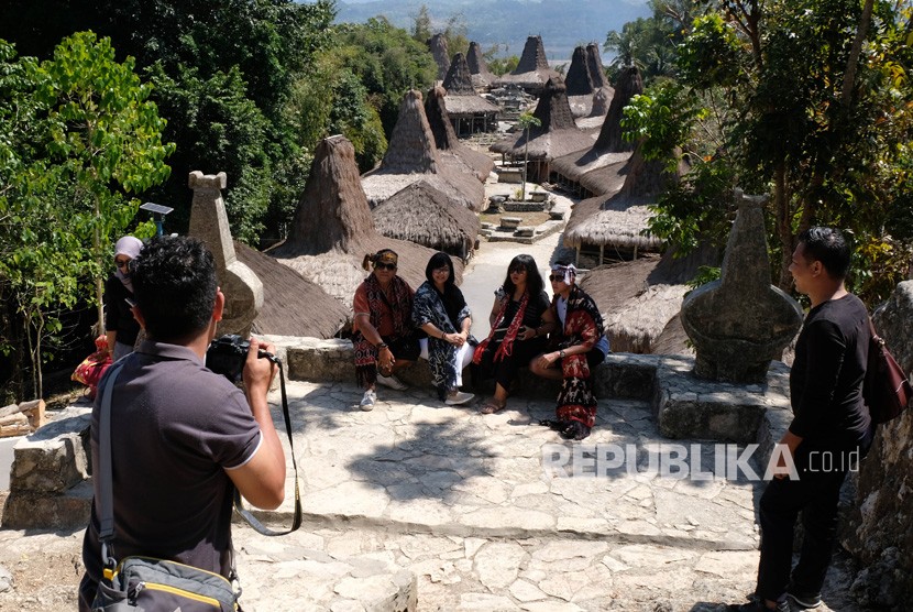 Sejumlah wisatawan berfoto di kampung adat Prai Ijing, Desa Tebara, Waikabubak, Sumba Barat, Nusa Tenggara Timur. Polisi menelidiki penyebab kebakaran kampung adat di Sumba, Nusa Tenggara Timur.