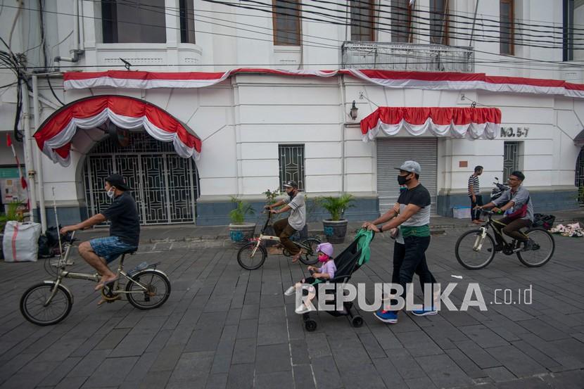 Sejumlah wisatawan berjalan di Kali Besar, kawasan Kota Tua, Jakarta, Sabtu (25/7/2020). Meskipun sebagian kawasan Kota Tua masih ditutup saat PSBB masa transisi, sejumlah titik salah satunya tepi Kali Besar dipadati wisatawan dan pedagang kaki lima.